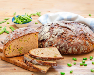 Brotlaib und aufgeschnittenes Brot