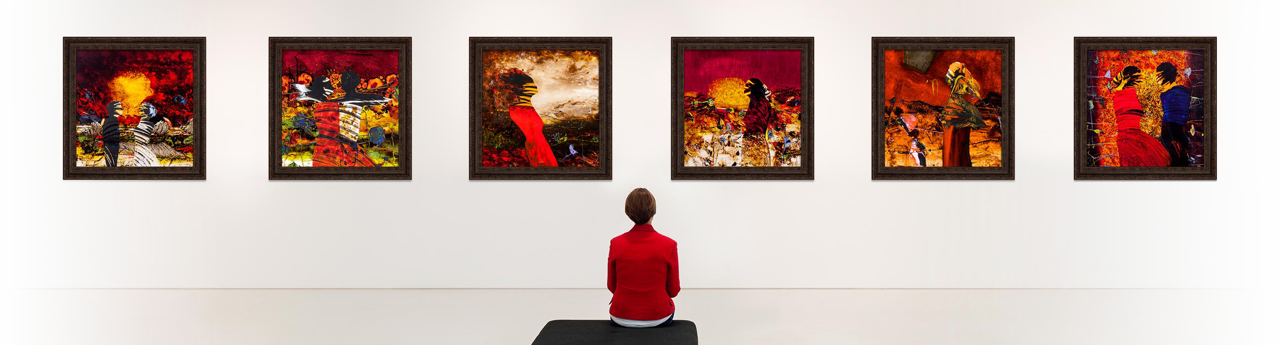 Kunst Galerie Frau betrachtet Gemälde SZ