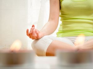 Dame die Yoga praktiziert als Teaserbild für das Yoga Special im Magazin Wohlfühlen